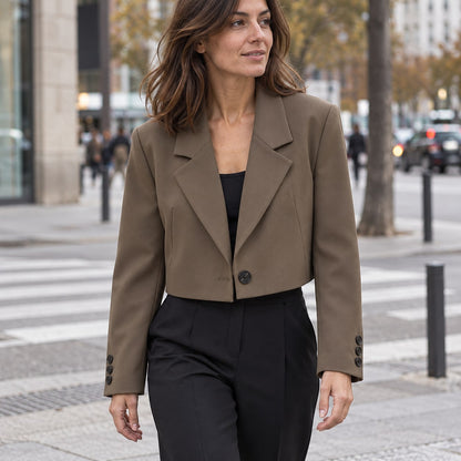Blazer corto café de solapa en look urbano