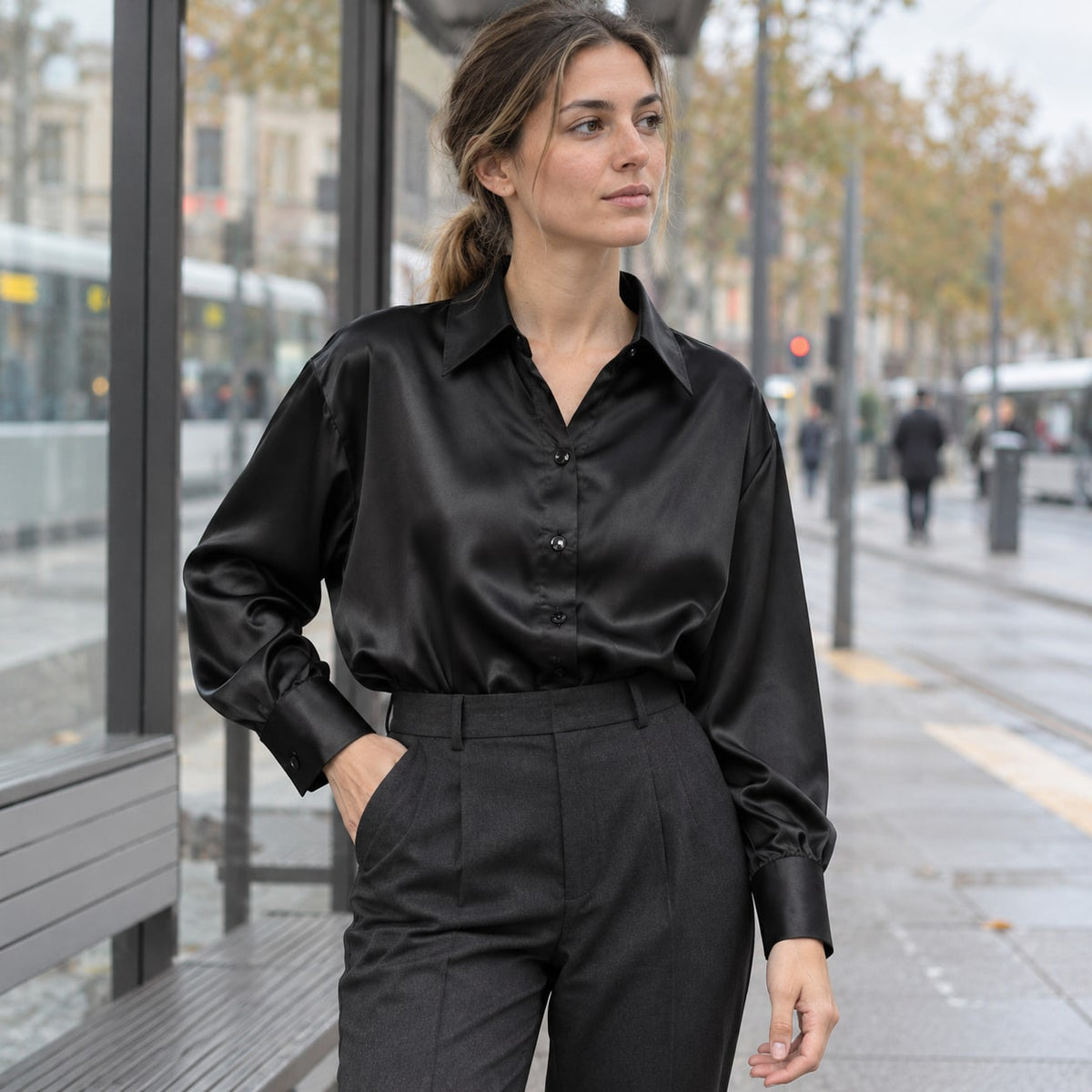 Camisa negra de satén en look urbano de oficina
