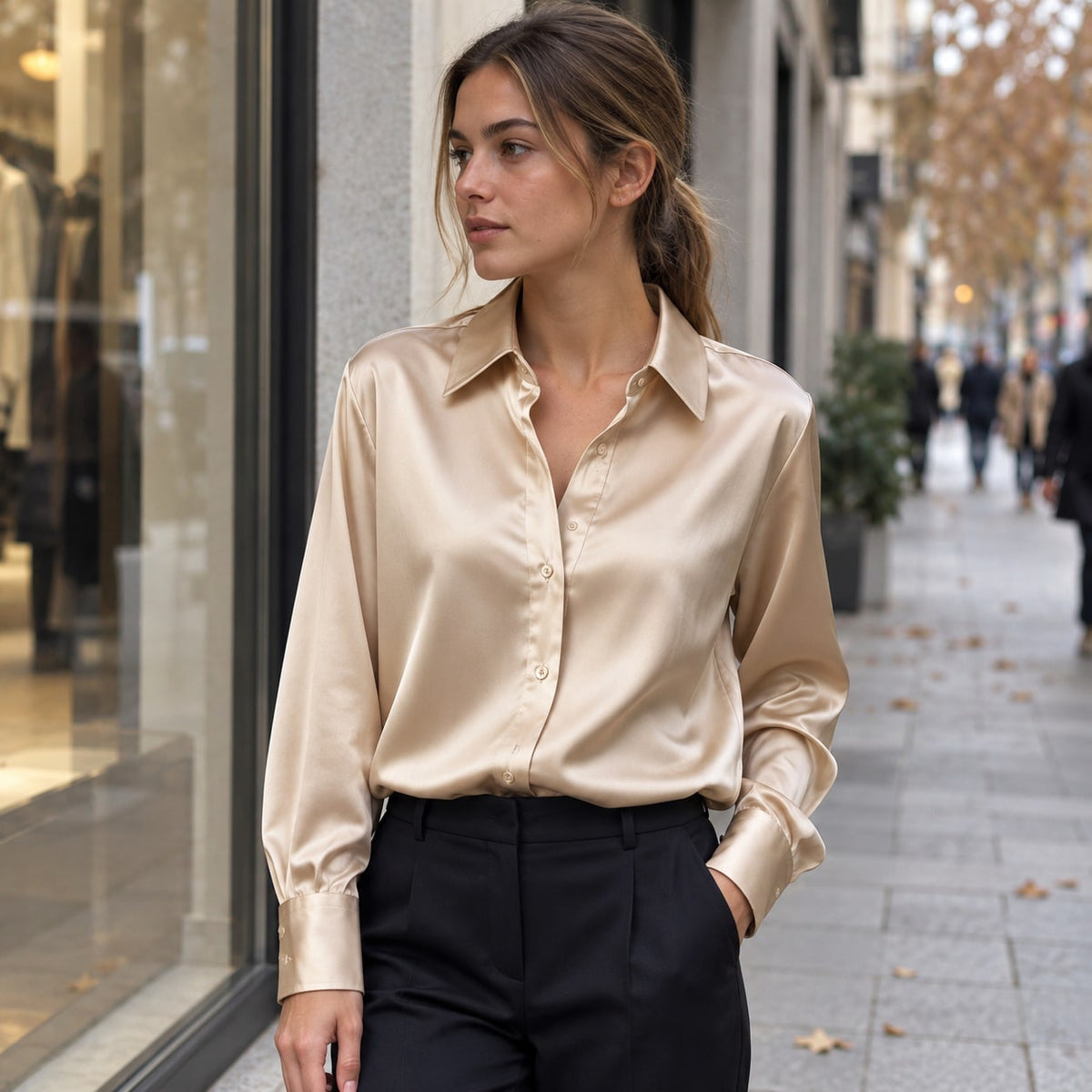 Camisa beige de satén en look urbano
