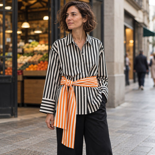 Camisa oversize de rayas con cinturón naranja en look urbano