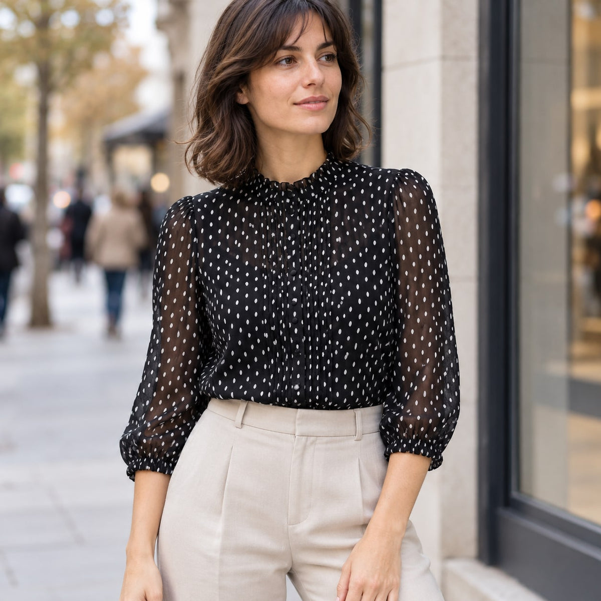 Blusa negra de gasa plumeti con cuello alto en look urbano