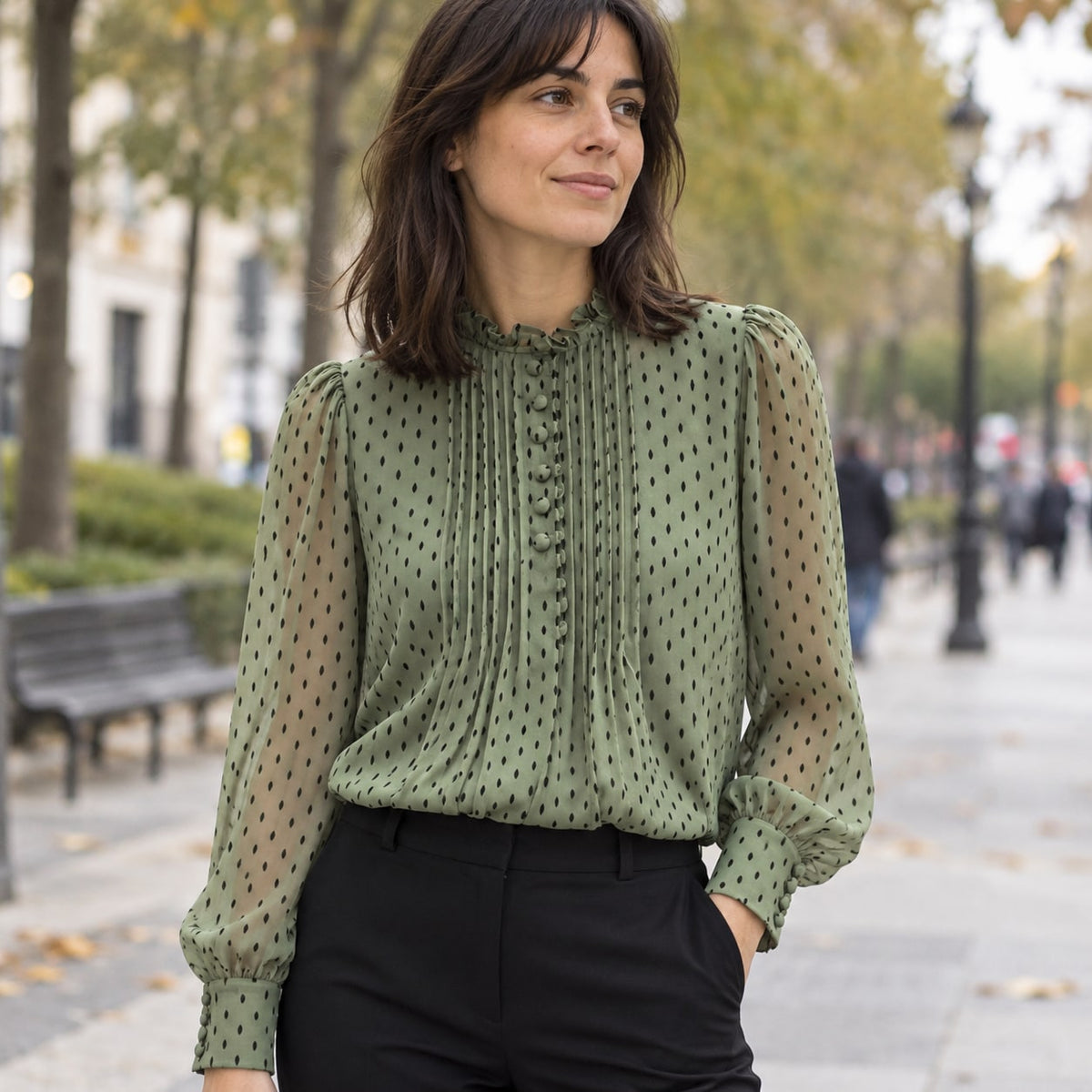 Blusa verde de gasa plumeti con cuello alto en paseo urbano