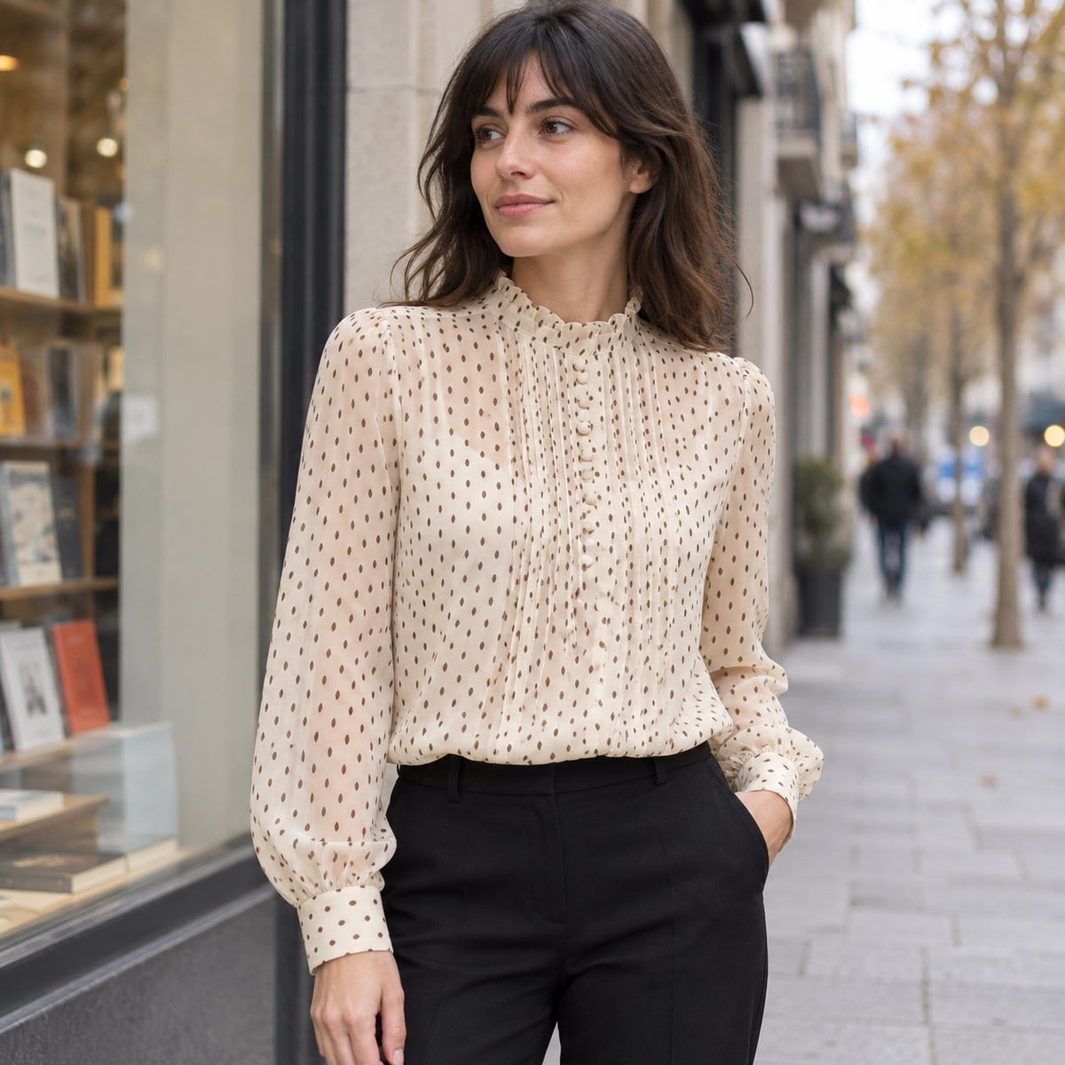 Blusa beige de gasa plumeti con cuello alto en look urbano