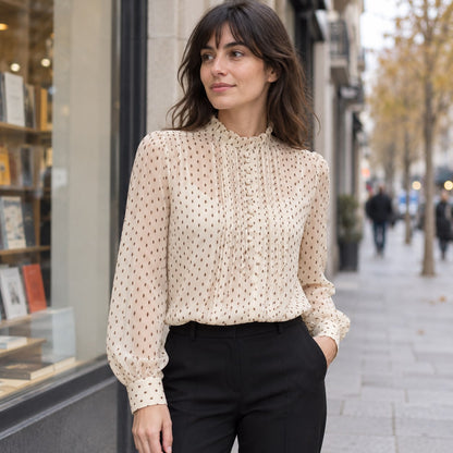 Blusa beige de gasa plumeti con cuello alto en look urbano