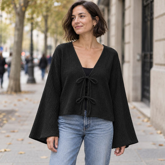Blusa de punto negra con lazada en look urbano de otoño
