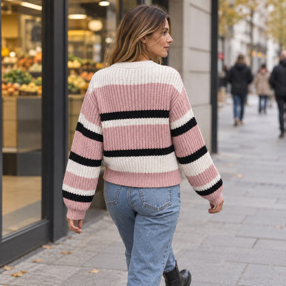Jersey de rayas rosa oversize visto de espalda en la ciudad
