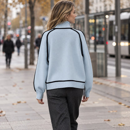 Jersey de cuello alto azul con ribete negro visto de espalda en la ciudad