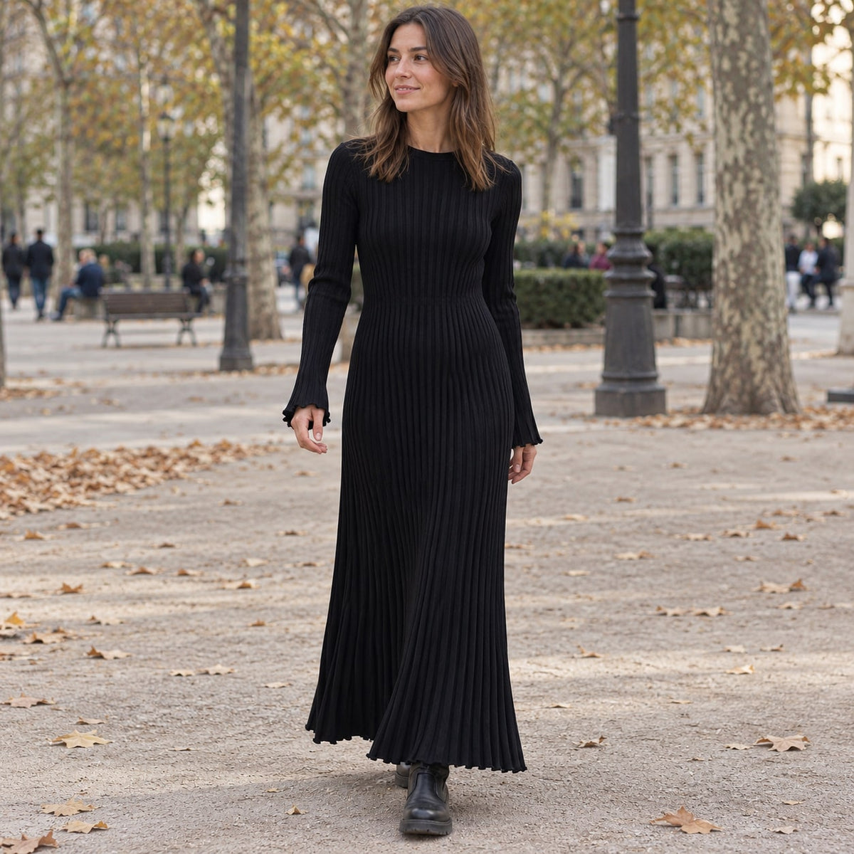 Vestido maxi negro de punto canalé en parque urbano de otoño
