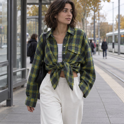 Camisa de cuadros oversize verde en parada de tranvía de otoño