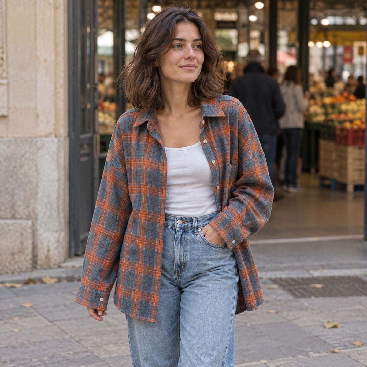 Camisa de cuadros oversize naranja en entrada de mercado urbano