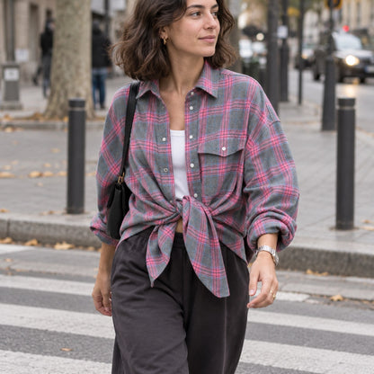 Camisa de cuadros oversize rosa en paso de cebra urbano