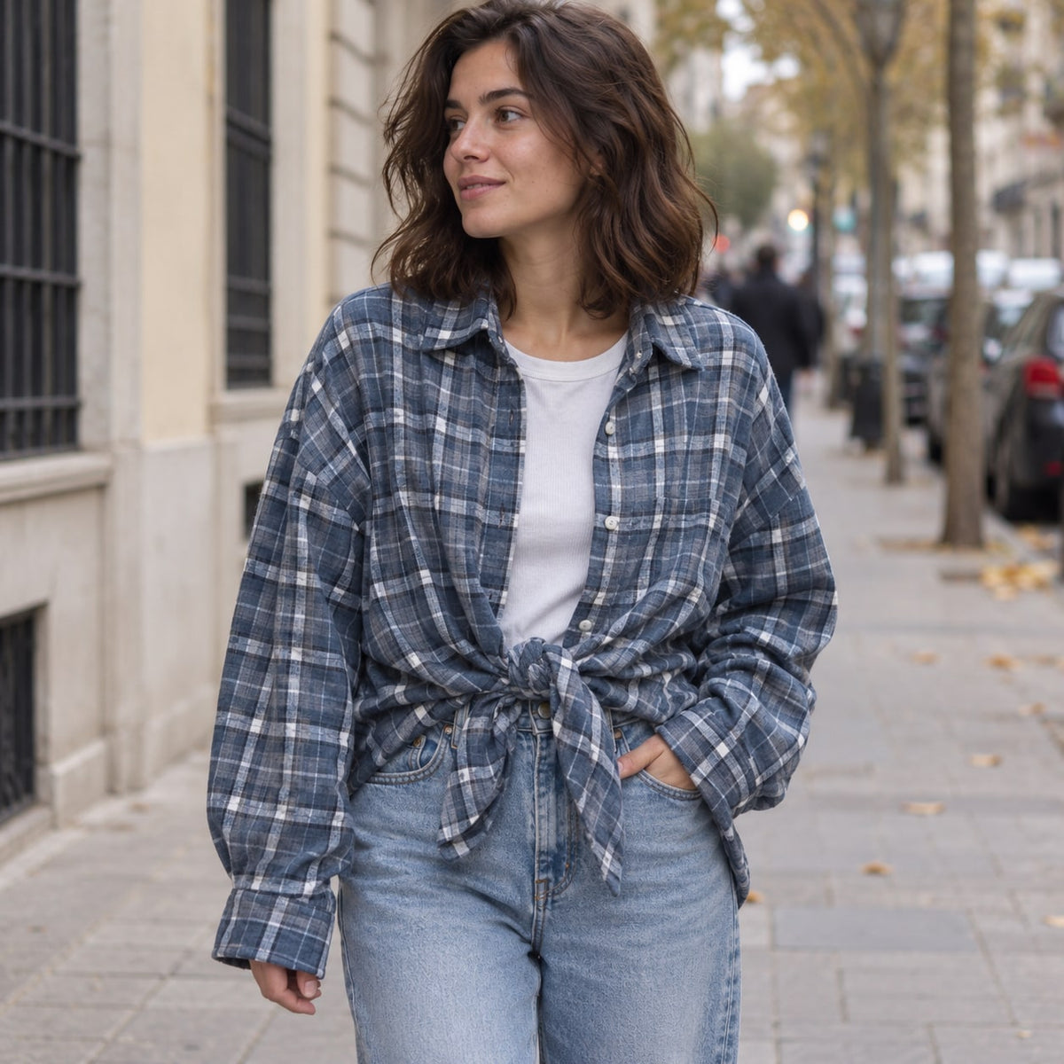 Camisa de cuadros oversize azul en calle residencial de otoño