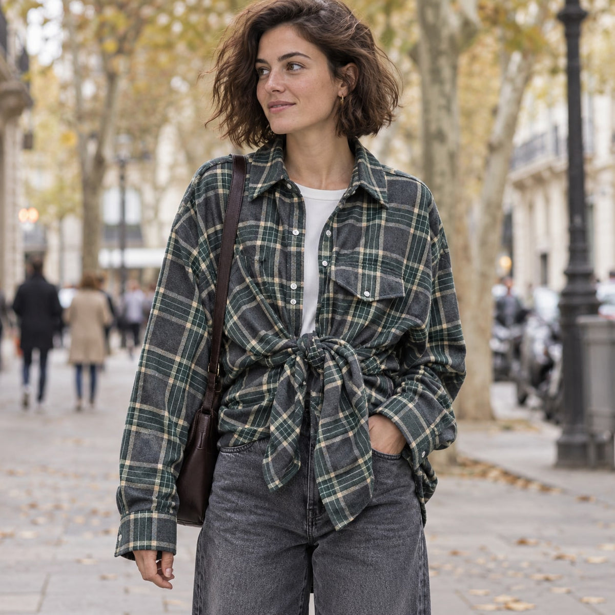 Camisa de cuadros oversize verde oscuro en avenida urbana de otoño