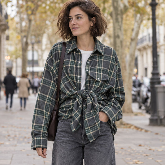 Camisa de cuadros oversize verde oscuro en avenida urbana de otoño
