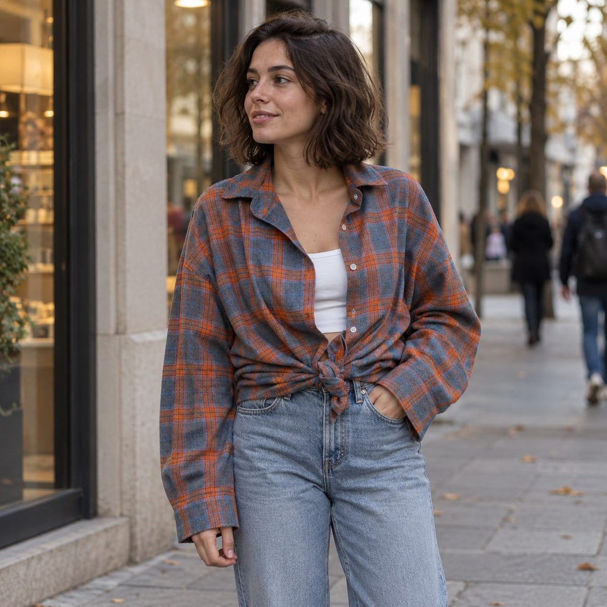 Camisa de cuadros oversize roja en paseo urbano de otoño
