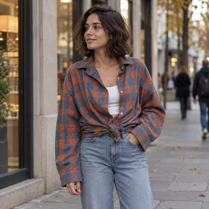 Camisa de cuadros oversize roja en paseo urbano de otoño
