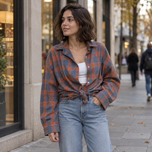 Camisa de cuadros oversize roja en paseo urbano de otoño