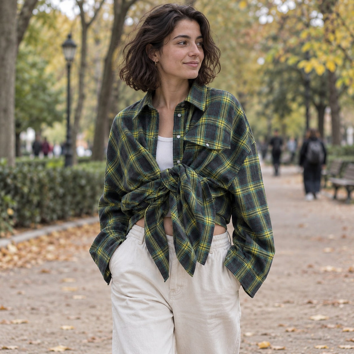 Camisa de cuadros oversize verde en parque urbano de otoño