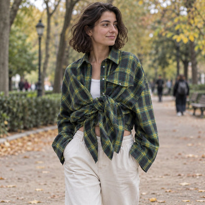 Camisa de cuadros oversize verde en parque urbano de otoño