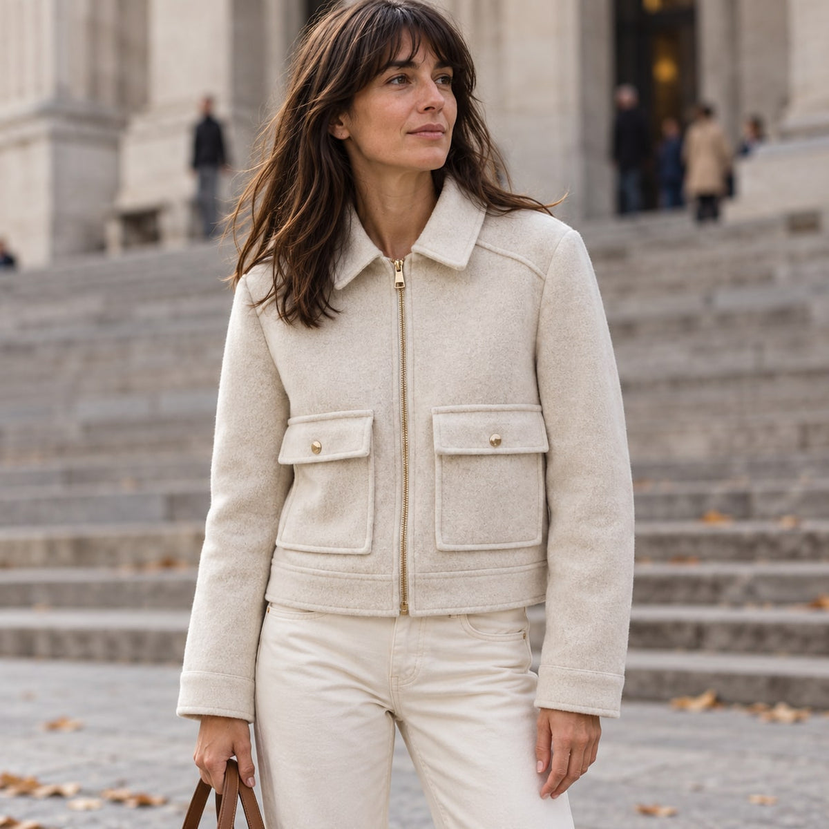 Chaquetón corto blanco roto de invierno con cuello camisero, escalinata urbana