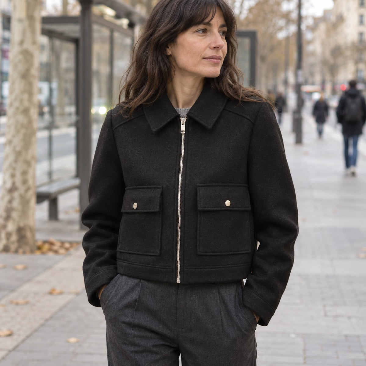 Chaquetón corto negro de invierno con cuello camisero, ciudad en otoño
