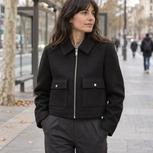 Chaquetón corto negro de invierno con cuello camisero, ciudad en otoño