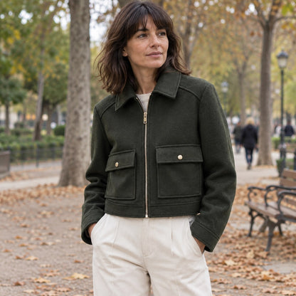 Chaquetón corto verde oscuro de invierno con cuello camisero, parque urbano