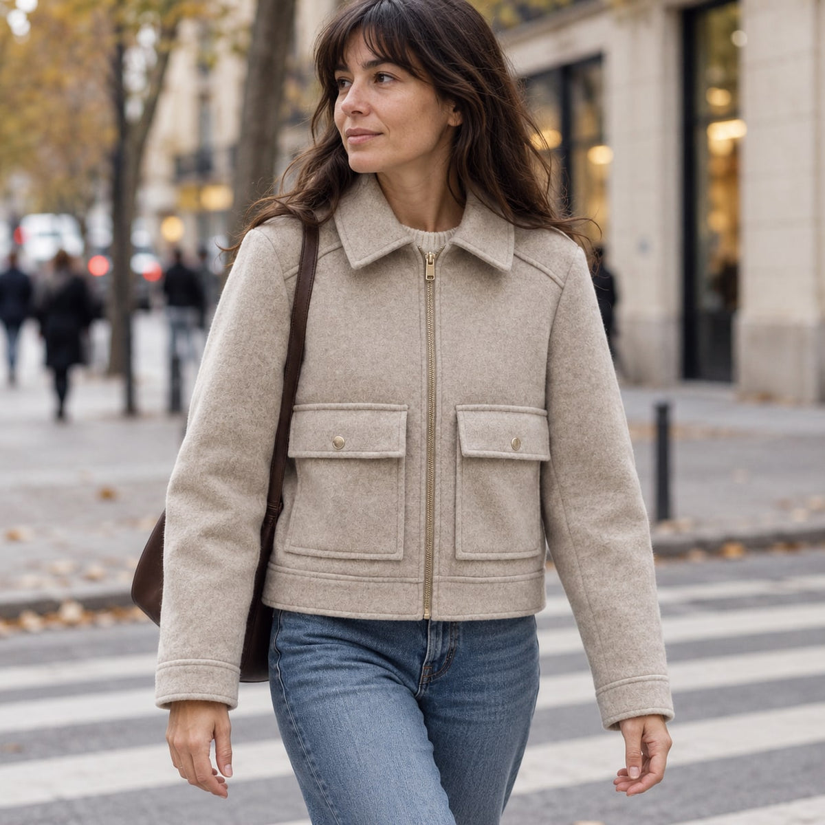 Chaquetón corto caqui de invierno con cuello camisero, paso de cebra