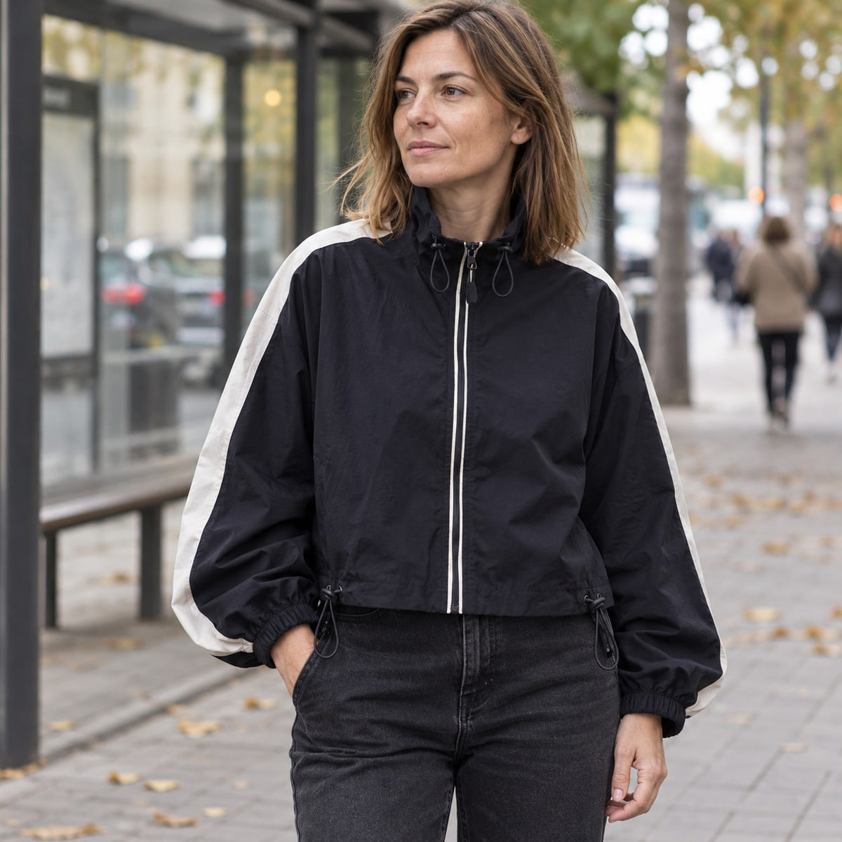 Anorak cropped colorblock negro con cuello alto, calle de otoño