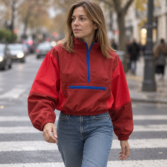 Anorak cropped colorblock rojo con cremallera azul, ciudad en otoño