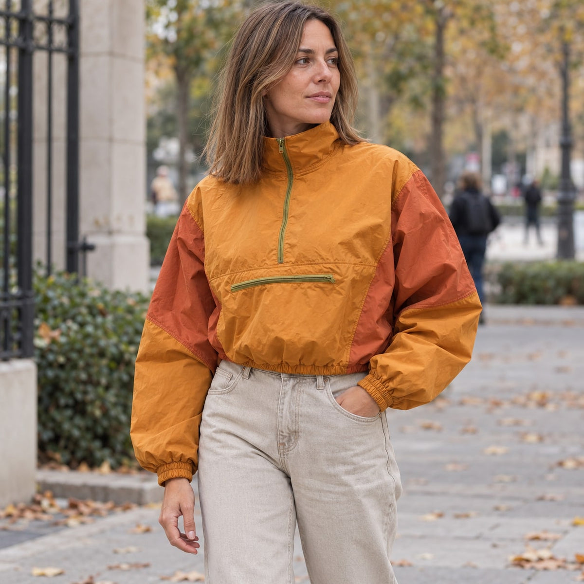 Anorak cropped colorblock naranja con cuello alto, parque urbano en otoño