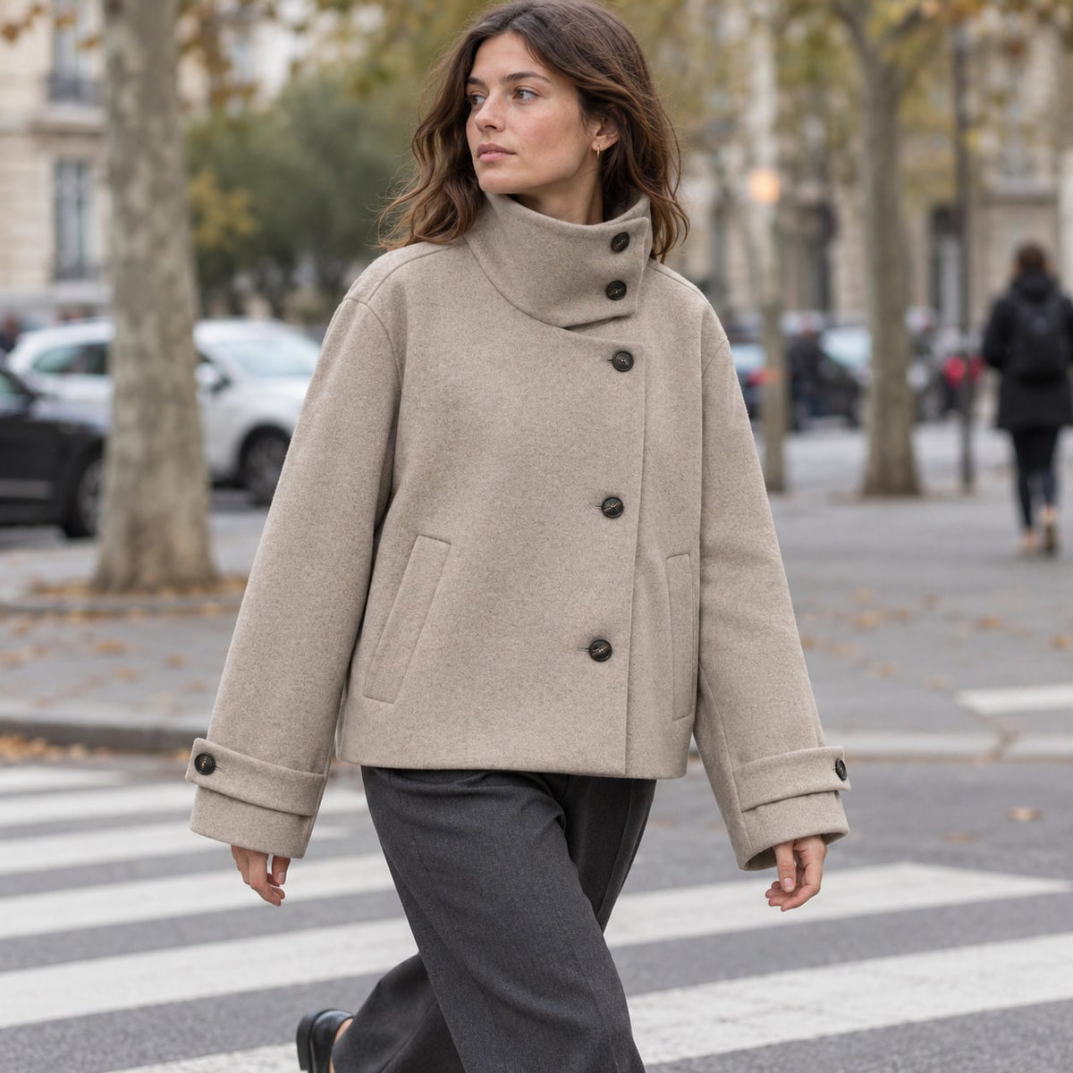 Abrigo corto de cuello alto beige en una avenida de otoño