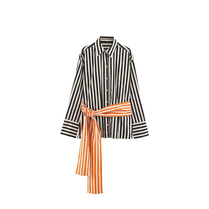 Camisa de rayas oversize con cinturón naranja, foto real de frente