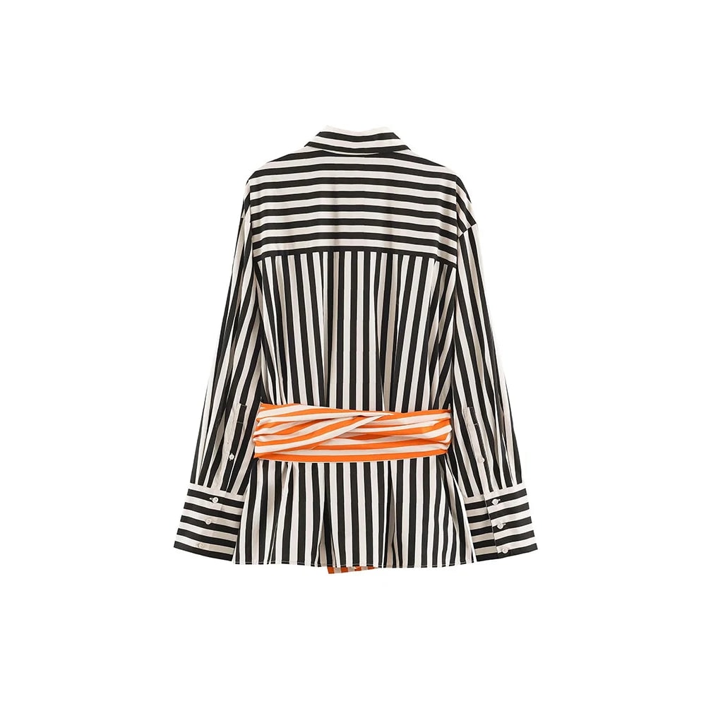 Camisa de rayas oversize con cinturón naranja, foto real de espalda