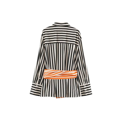 Camisa de rayas oversize con cinturón naranja, foto real de espalda