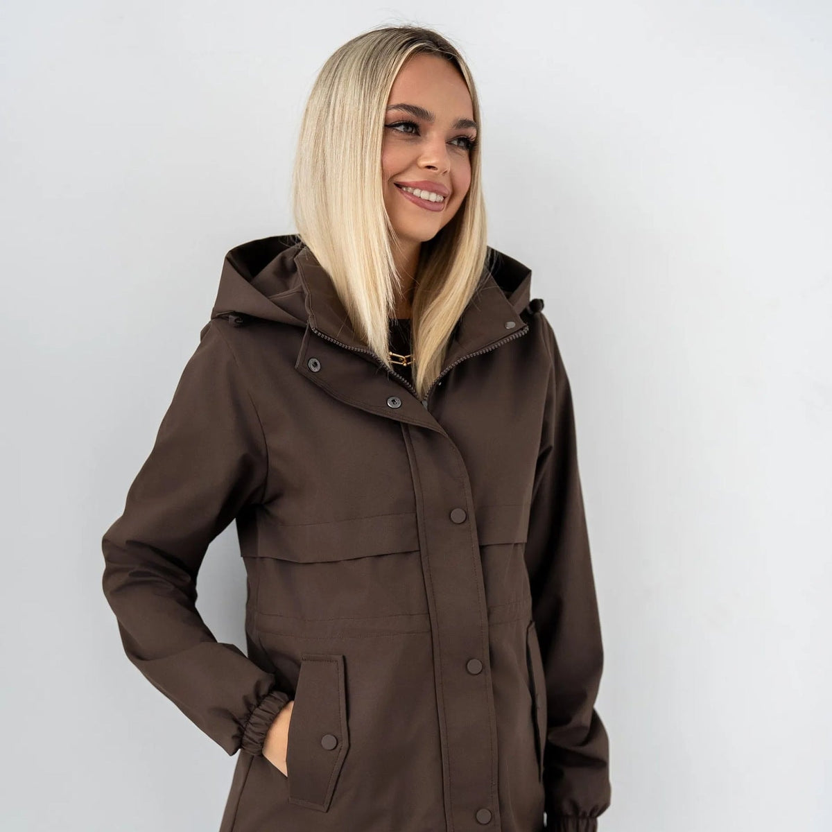 Parka con capucha marrón para mujer, foto real