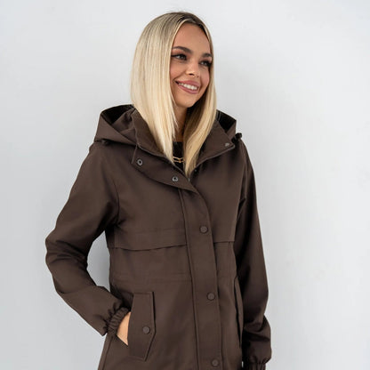 Parka con capucha marrón para mujer, foto real