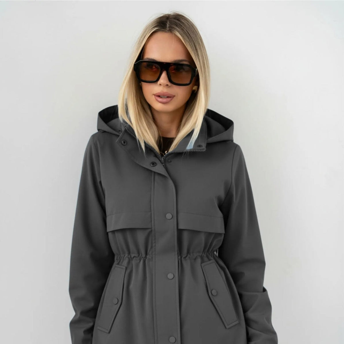 Parka con capucha gris grafito para mujer, foto real