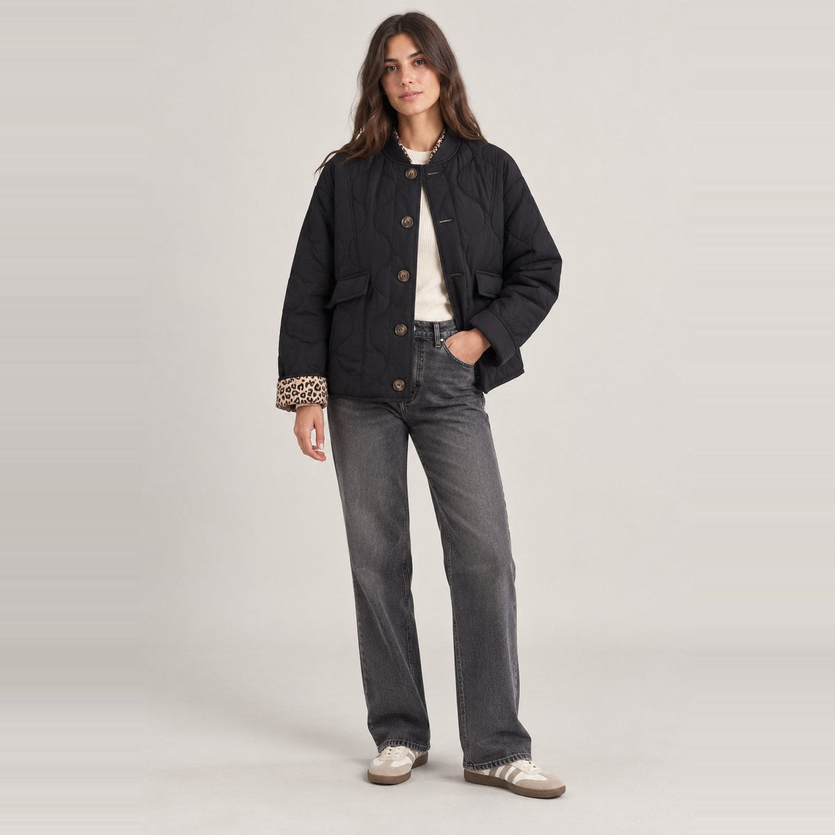 Chaqueta acolchada corta negra vista de cuerpo entero