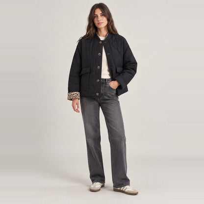 Chaqueta acolchada corta negra vista de cuerpo entero