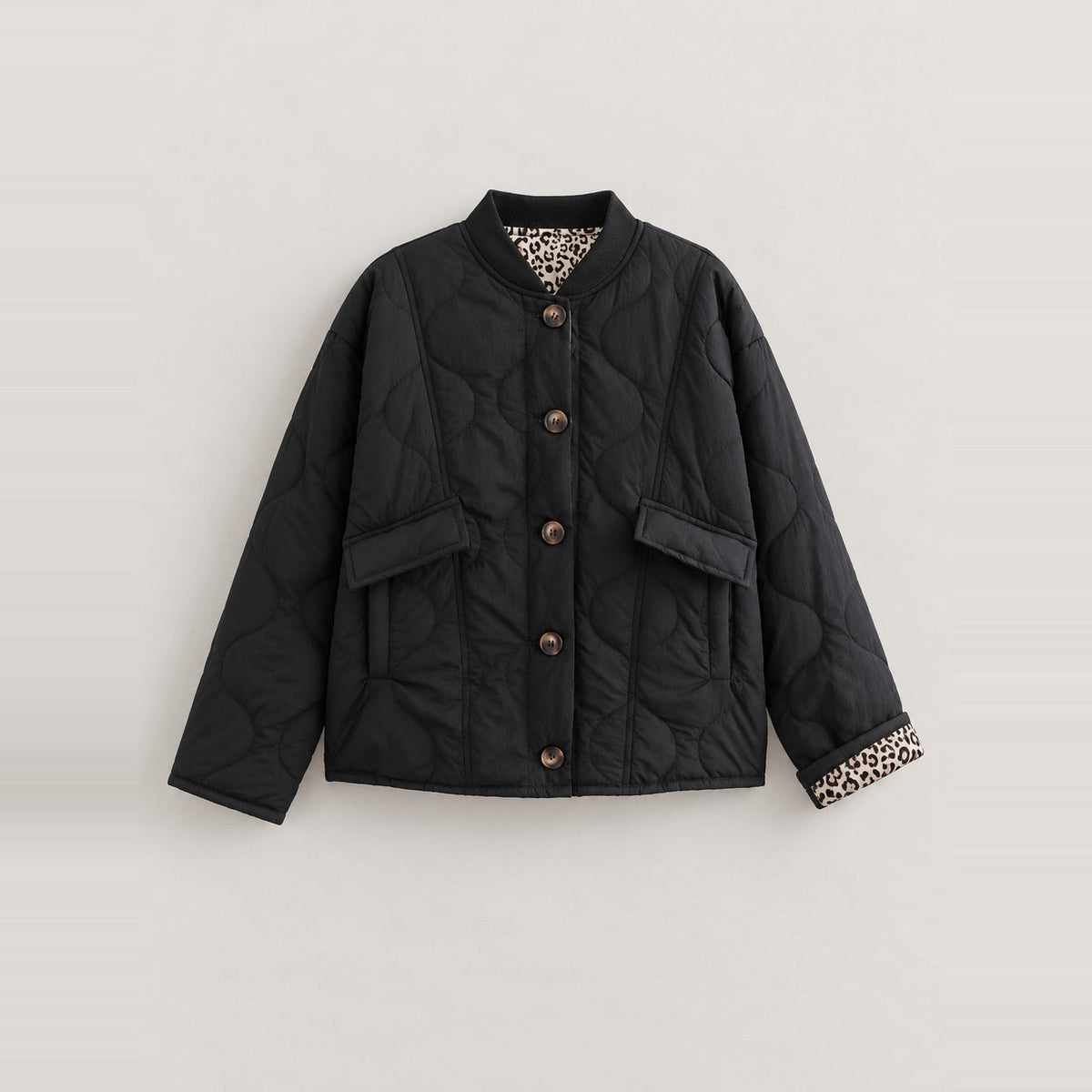 Chaqueta acolchada corta negra con botones y bolsillos sin modelo