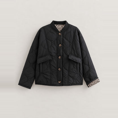 Chaqueta acolchada corta negra con botones y bolsillos sin modelo