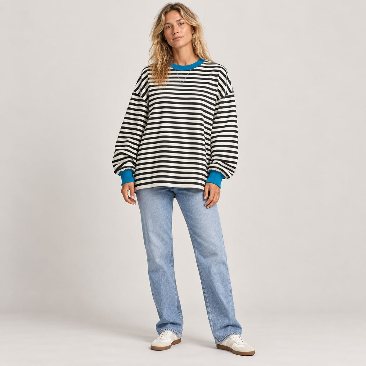 Jersey oversize de rayas negro y blanco en cuerpo entero de estudio