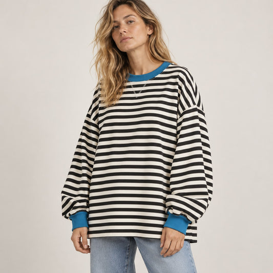 Jersey oversize de rayas negro y blanco en plano tres cuartos de estudio