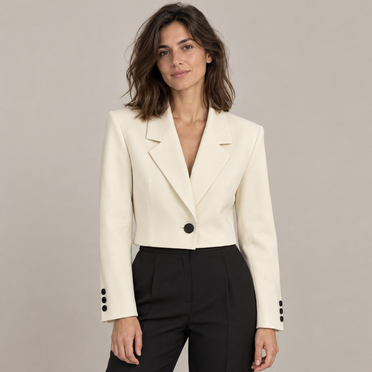 Blazer recto beige en estudio, solapa de muesca y un botón
