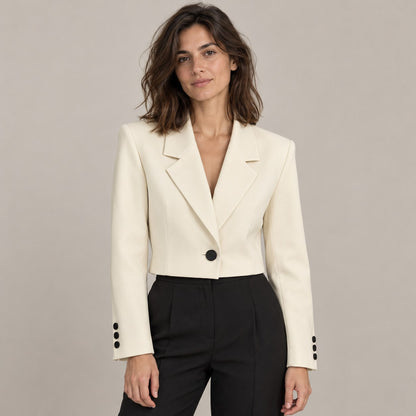 Blazer recto beige en estudio, solapa de muesca y un botón