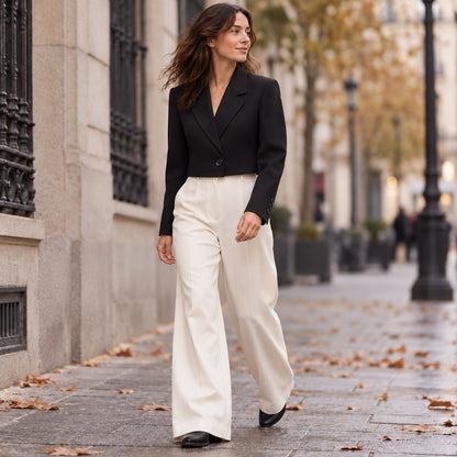 Blazer recto corto negro para mujer con pantalón ancho crema, paseo de otoño