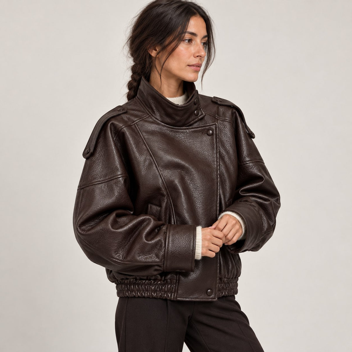 Chaqueta de piel sintética oversize marrón en estudio, cuello alto cruzado y bajo elástico