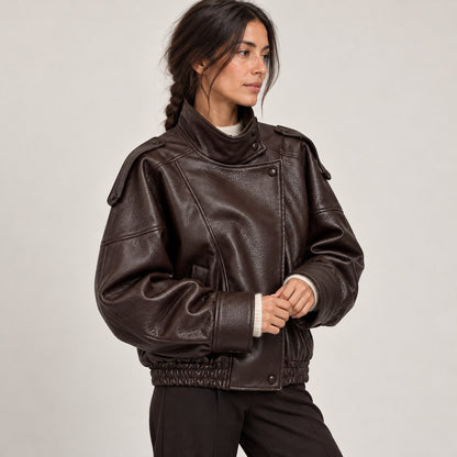 Chaqueta de piel sintética oversize marrón en estudio, cuello alto cruzado y bajo elástico