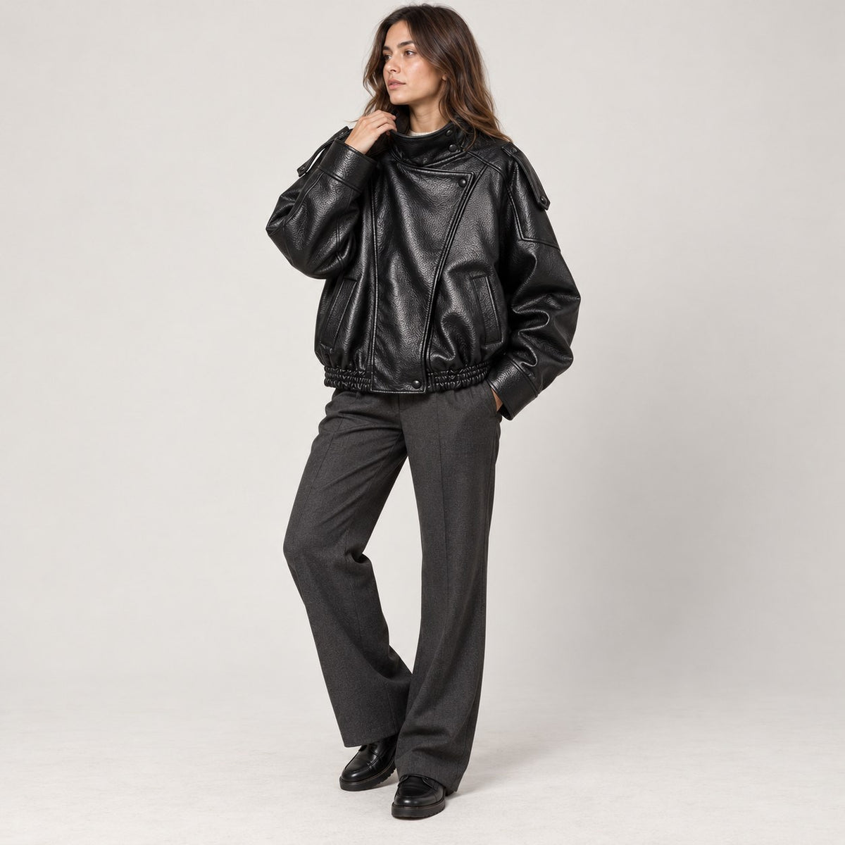 Chaqueta de piel sintética oversize negra en estudio de cuerpo entero